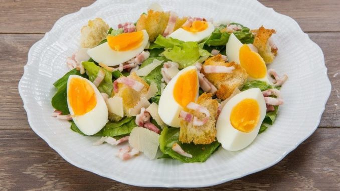 Теплый салат с яйцом и беконом Теплый салат с яйцом и беконом