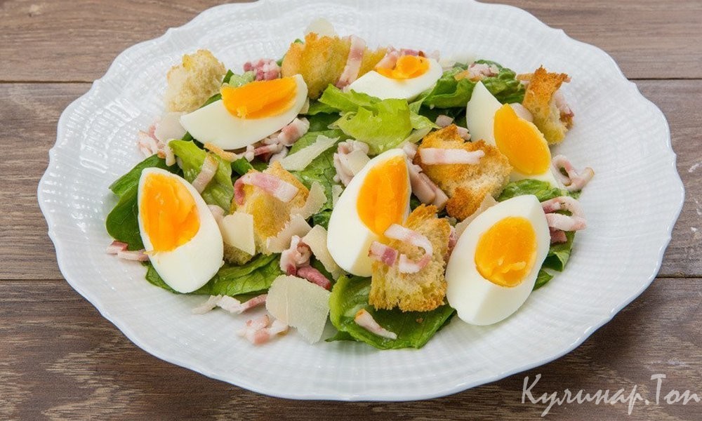 Теплый салат с яйцом и беконом