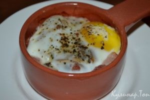 Яичница в беконе по-провански