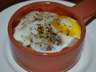 Яичница в беконе по-провански
