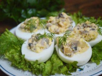 Яйца, фаршированные грибами и луком