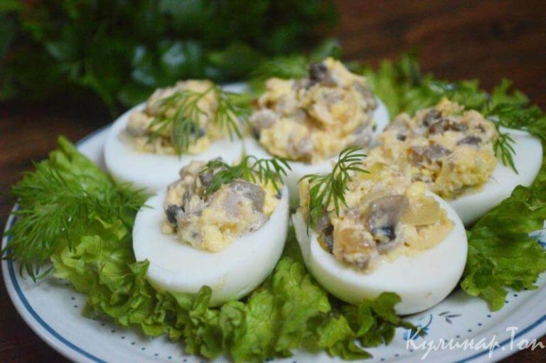 Яйца, фаршированные грибами и луком