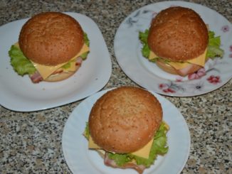 Бургеры с колбасой и беконом