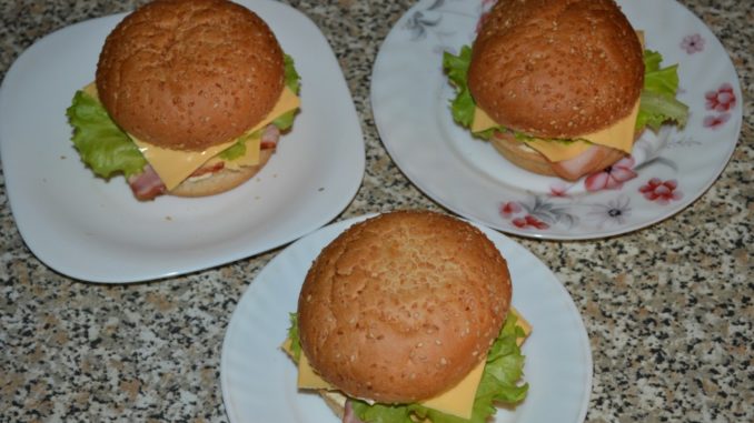 Бургеры с колбасой и беконом