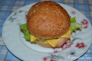 Бургеры с колбасой и беконом