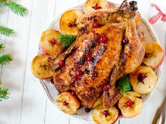 Гусь с яблоками и клюквой