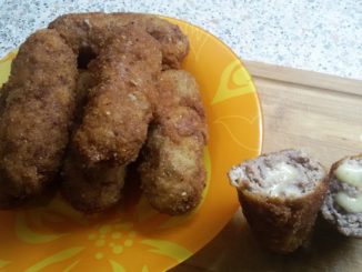 Колбаски из фарша с моцареллой