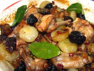 Кролик с черносливом и изюмными клецками