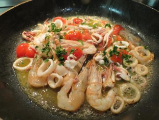 морепродукты в сливочном соусе