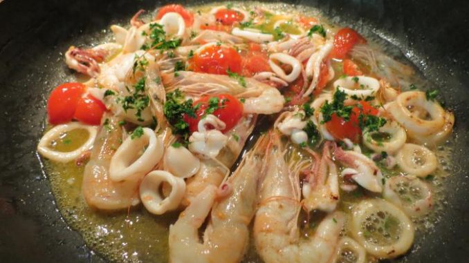 морепродукты в сливочном соусе