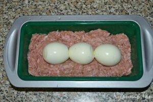 Мясной кекс с яйцами