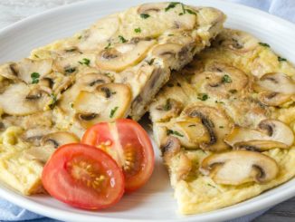 Омлет с грибным соусом