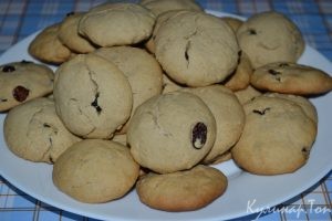 Овсяное печенье на сметане с изюмом