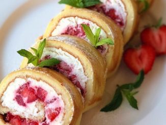 Рулет с творожно-клубничной начинкой
