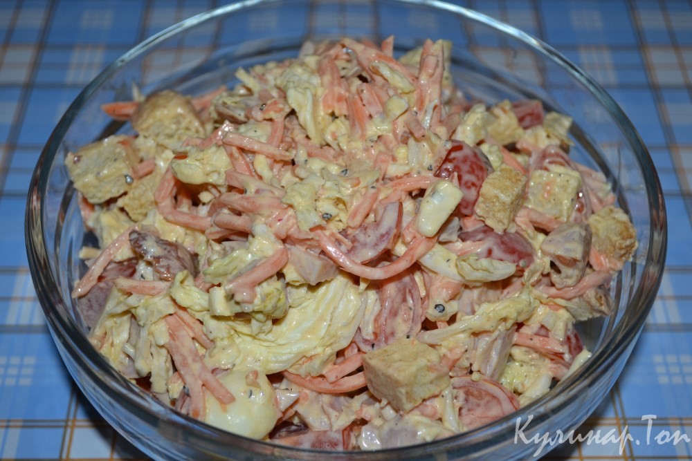 Салат с корейской морковью и копченой курицей