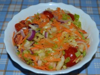 Салат с пекинской капустой, морковью и помидорами