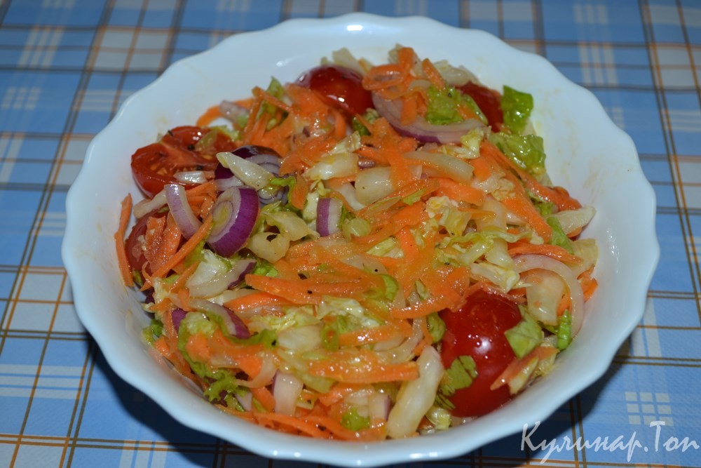 Салат с пекинской капустой, морковью и помидорами