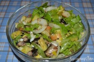Салат со шпротами и авокадо
