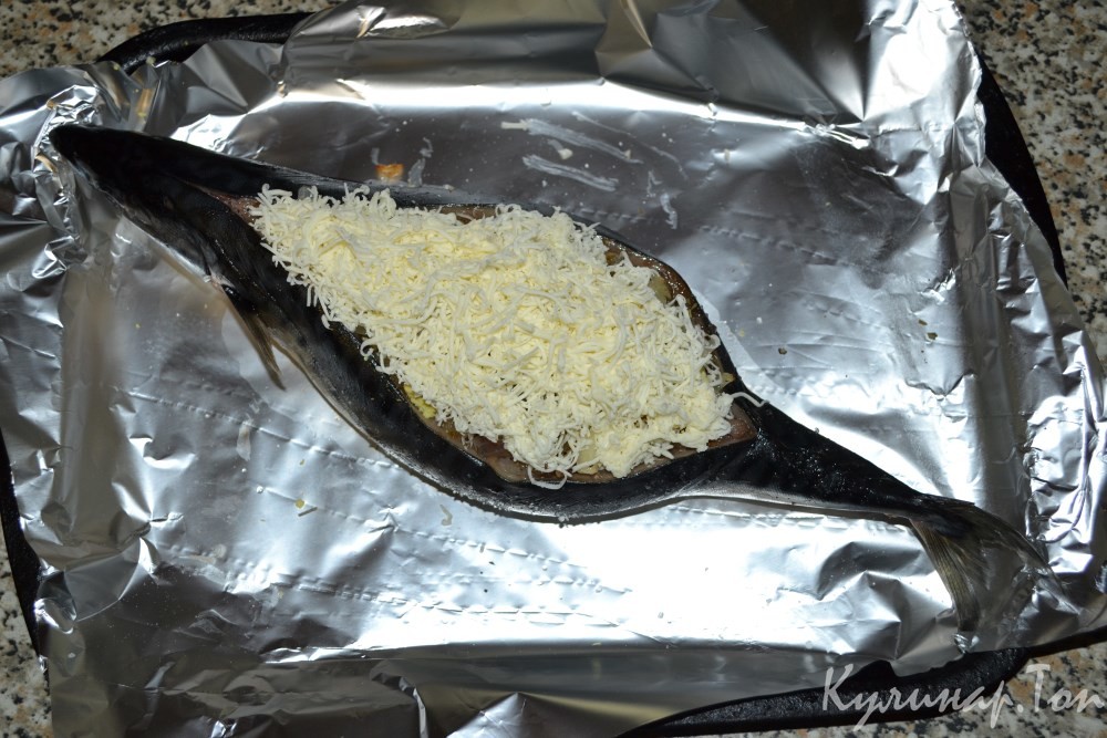 Скумбрия, фаршированная яйцом и сыром