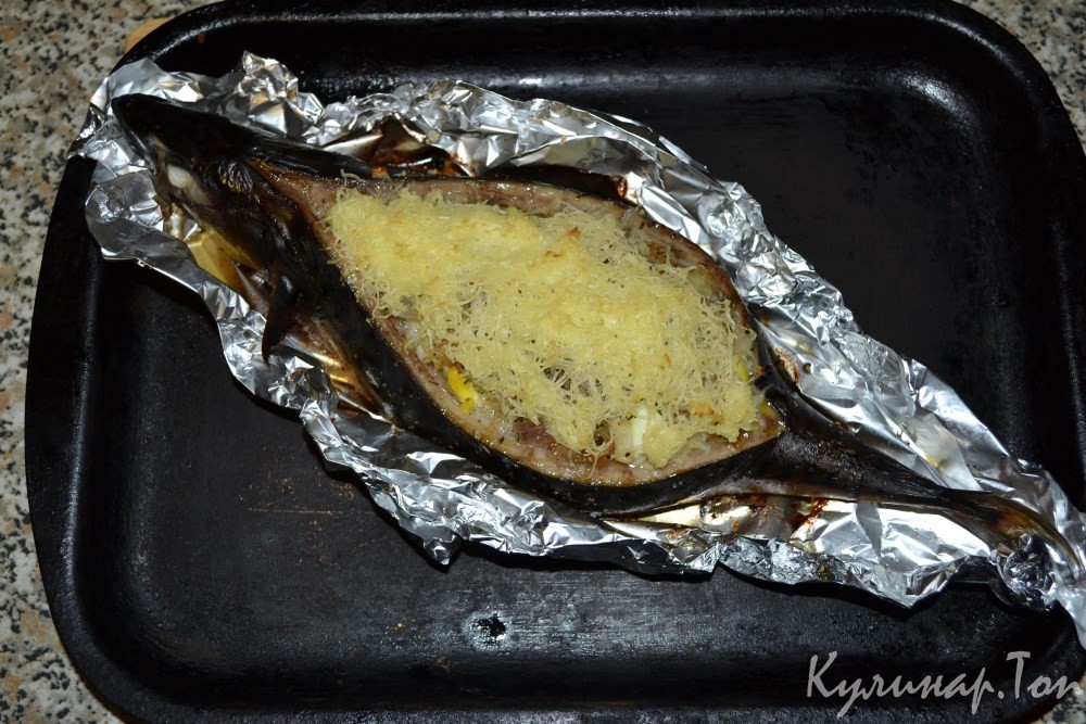 Скумбрия, фаршированная яйцом и сыром