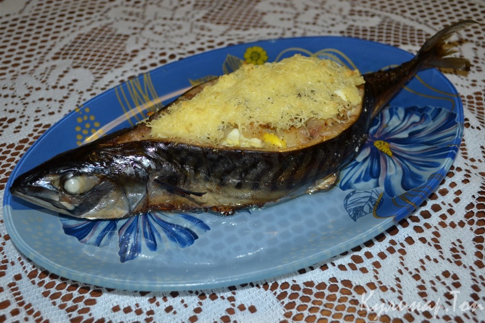 Скумбрия, фаршированная яйцом и сыром