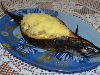 Скумбрия, фаршированная яйцом и сыром