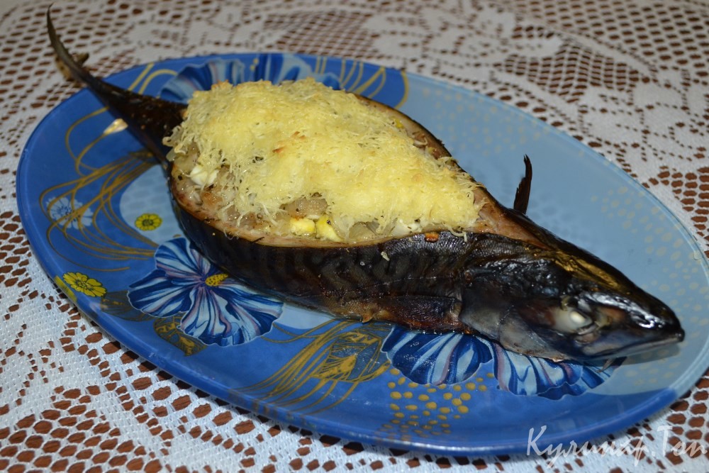 Скумбрия, фаршированная яйцом и сыром