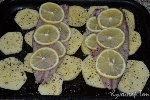 Скумбрия на картофельной подушке с лимоном