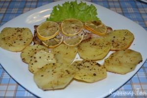 Скумбрия на картофельной подушке с лимоном