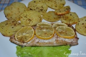 Скумбрия на картофельной подушке с лимоном