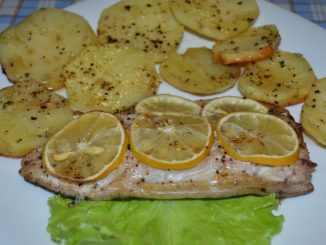 Скумбрия на картофельной подушке с лимоном