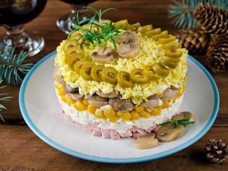 Слоеный новогодний салат с грибами и ветчиной