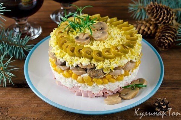 Слоеный новогодний салат с грибами и ветчиной