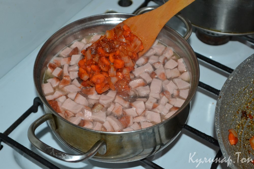 Солянка с копченой говядиной