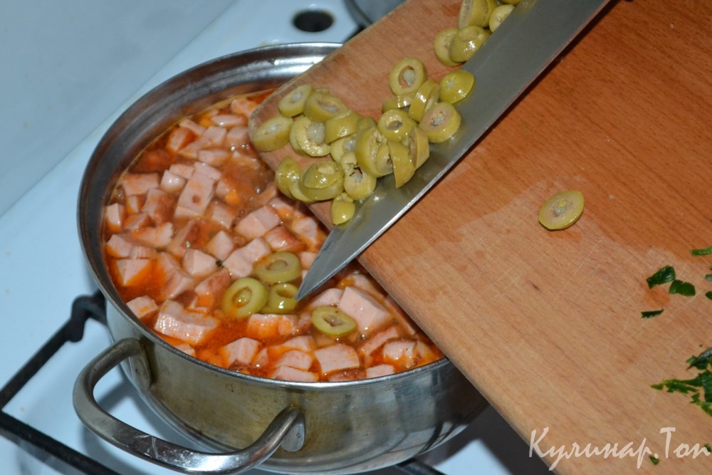 Солянка с копченой говядиной