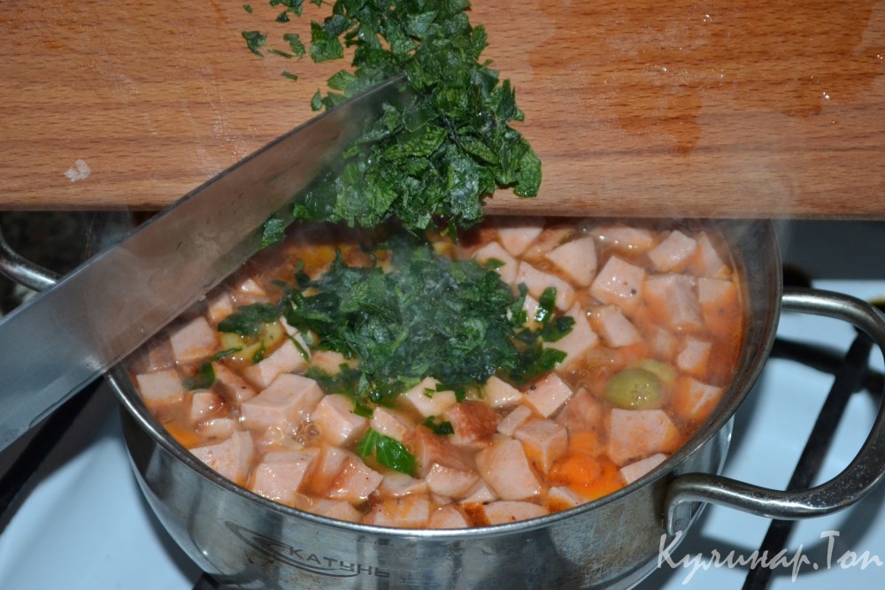 Солянка с копченой говядиной