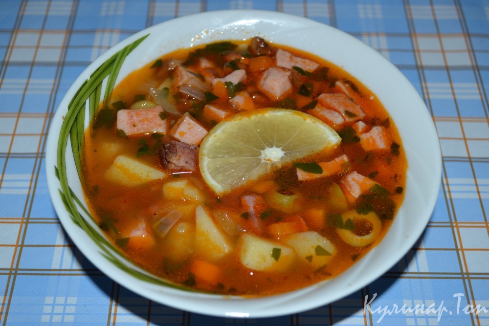 Солянка с копченой говядиной