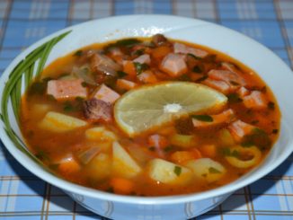 Солянка с копченой говядиной