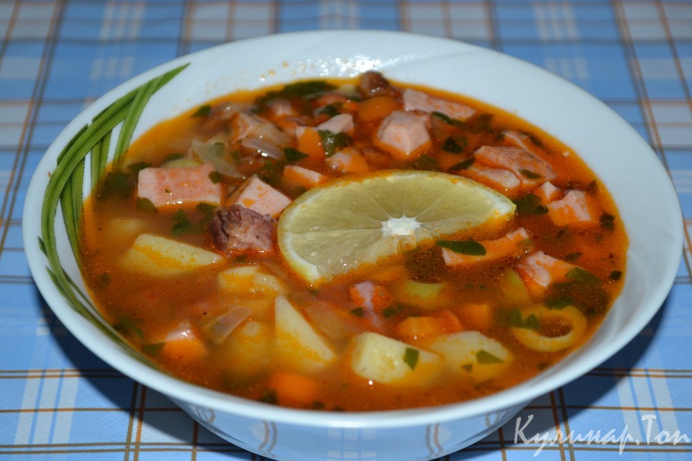 Солянка с копченой говядиной