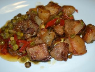 Свинина с горошком и сладким перцем