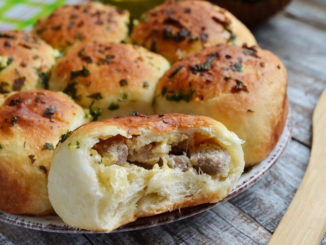 Сырные русские булочки с мясной начинкой