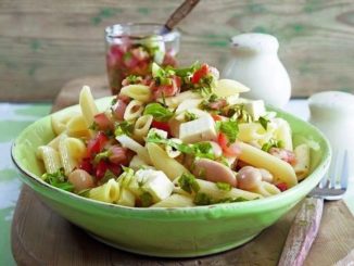 Теплый салат с белой фасолью и томатной сальсой