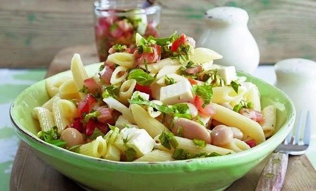 Теплый салат с белой фасолью и томатной сальсой