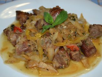 Тушеная капуста со свининой и ароматными травами