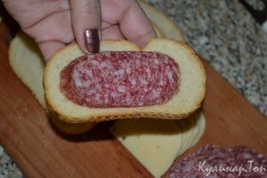 Горячие бутерброды с колбасой и сыром