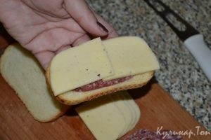 Горячие бутерброды с колбасой и сыром
