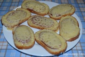 Горячие бутерброды с колбасой и сыром