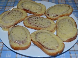 Горячие бутерброды с колбасой и сыром