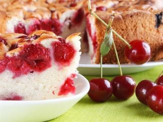 Домашний пирог с вишней и орехами