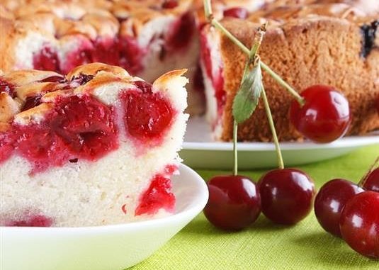 Домашний пирог с вишней и орехами Домашний пирог с вишней и орехами
